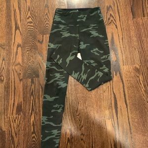 Good American performance camo legging NWOT